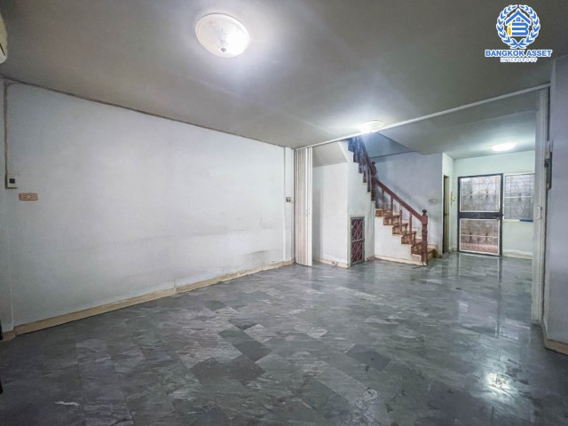 *****ทาวน์เฮ้าส์มือสอง ม.เคซี รามอินทรา3 หทัยราษฎร์ เนื้อที่กว้าง 16.10 ตร.ว. ฟังก์ชัน 2 ห้องนอน 2 ห้องน้ำ 1 ที่จอดรถ สภาพดีพร้อมเข้าอยู่ ใกล้ตลาดประจำหมู่บ้าน โครงการบนทำเลเดินทางสะดวก เชื่อมต่อถนนรามอินทรา ถนนคู้บอน ถนนหทัยราษฎร์  ใกล้จุดขึ้นทางด่วน "จุติโชติ"